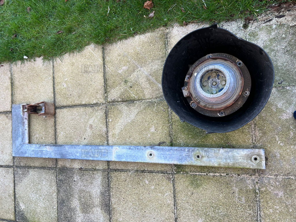 Seawinch ¾ ton 16’’ sheave line hauler with capstan head, &#039;P&#039; bracket and open sided captive potting block
