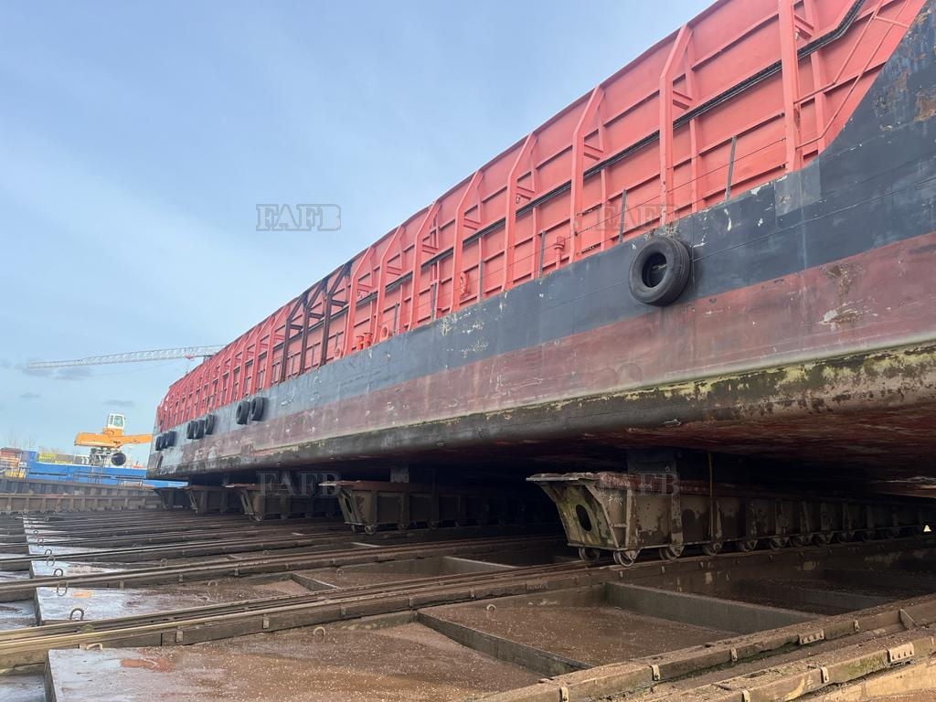 seagoing pontoon with sidewalls