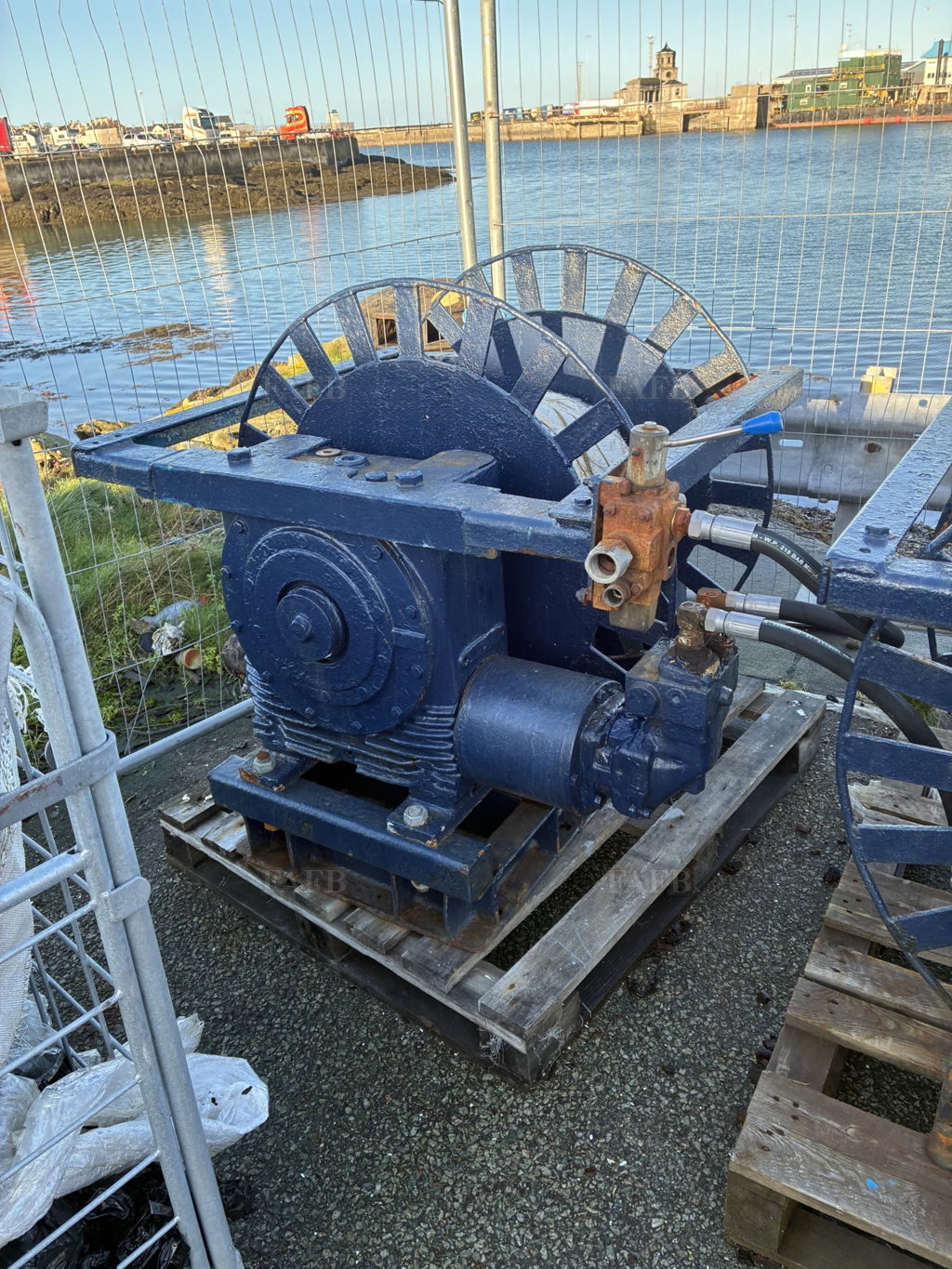 Split winches and landing derrick