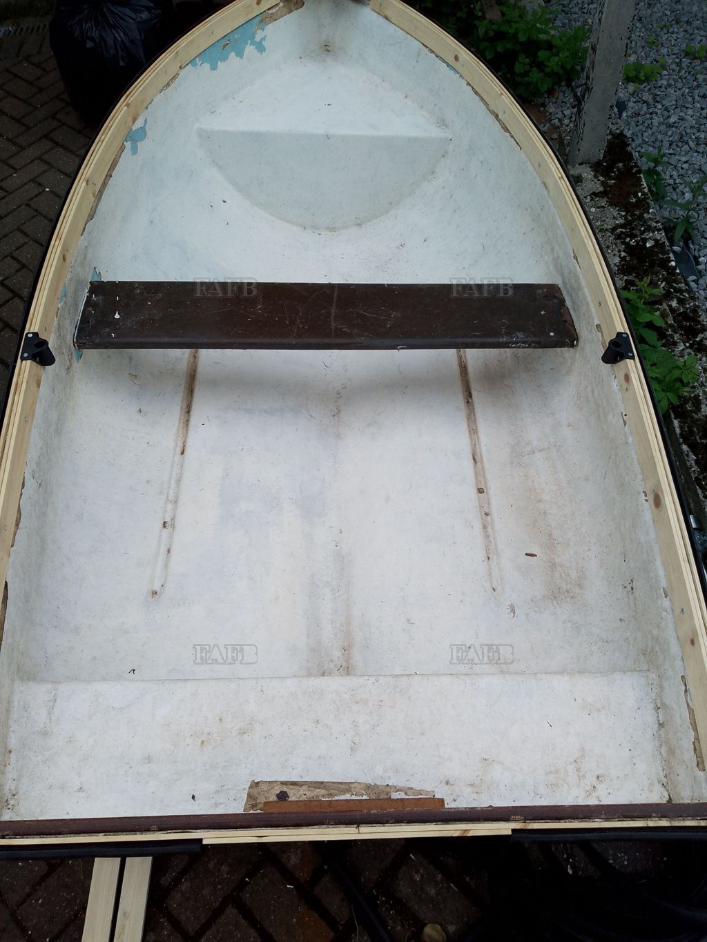 8 FOOT FIBREGLASS ROWING DINGHY/TENDER