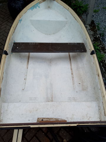 8 FOOT FIBREGLASS ROWING DINGHY/TENDER