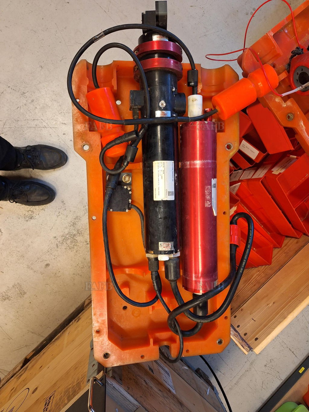 Simrad FS20/25 Trawl Sonar with 2 FS900 sonar heads 330 and 120 KHz.