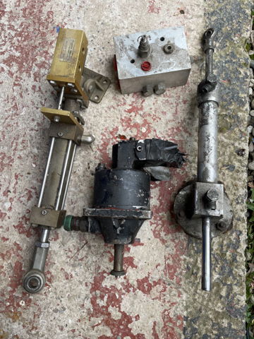 Hydraulic steering pump and rams
