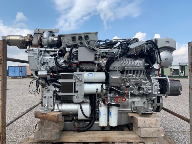 ISOTTA FRASCHINI 748Hp Marine Diesel Engine Low Hours - picture 1