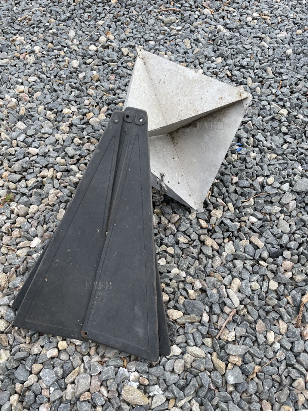 Radar reflector and day mark