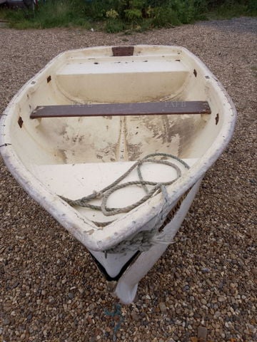 8 FOOT FIBREGLASS ROWING DINGHY/TENDER
