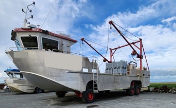Amphibious barge