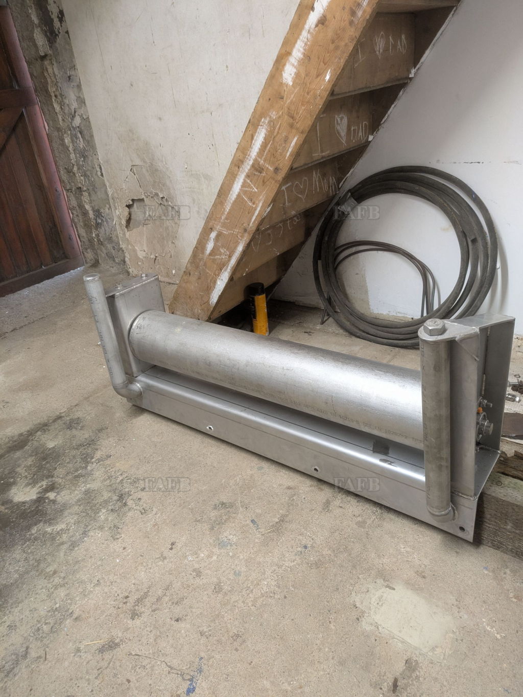 Gunnel roller
